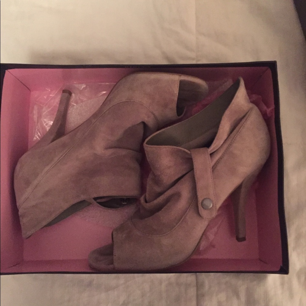 Steve Madden adorable grey Swede booties!